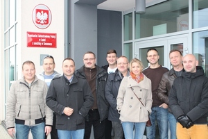 Zdjęcie grupwe uczestników przedsięwzięcia z koordynatorką na tle gmachu (byłego już) Komisariatu Autostradowego Policji w Łodzi z siedzibą w Sosnowcu