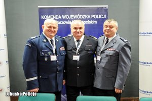 kwp w Łodzi z uczestnikami konferencji.