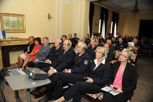 Zdjęcie ogólne wszystkich uczestników przedsięwzięcia na plenarnej sali wykładowej - ujęcie od przodu