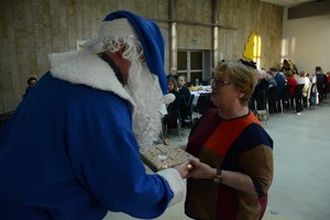 Niebieski Mikołaj daje kobiecie prezent