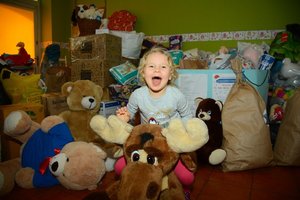Pensjonariuszka Domu Małego Dziecka w Łodzi cieszy się z przekazanych zabawek