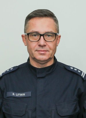 Inspektor Sławomir Litwin w granatowym umundurowaniu służbowym.
