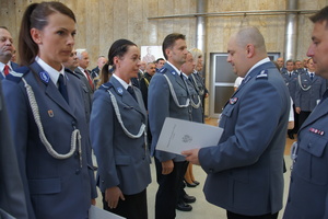 Komendant Wojewódzki Policji w Łodzi wyróżnia podległych funkcjonariuszy