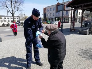 policjanci rozdają maseczki ochronne