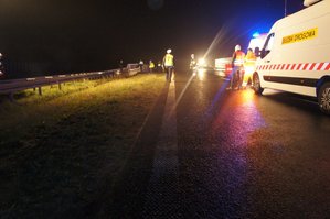 Służby pracują na miejscu nocnego wypadku na autostradzie.