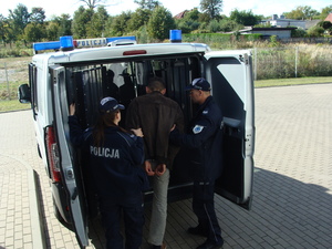 policjanci z zatrzymanym