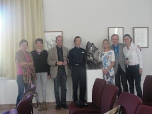 Zdjęcie grupowe uczestników spotkania w sali projektowej Zamku Trebnitz