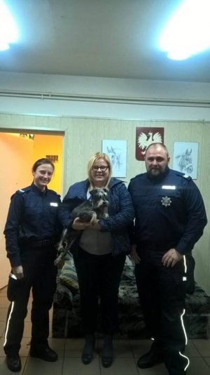 Pies i jej właścicielka oraz policjanci