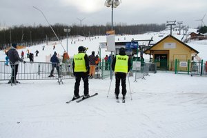 policjanci na nartach