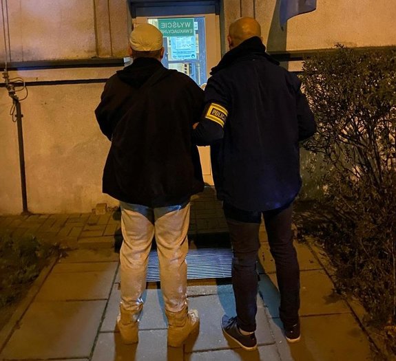 Policjant z zatrzymanym mężczyzną.