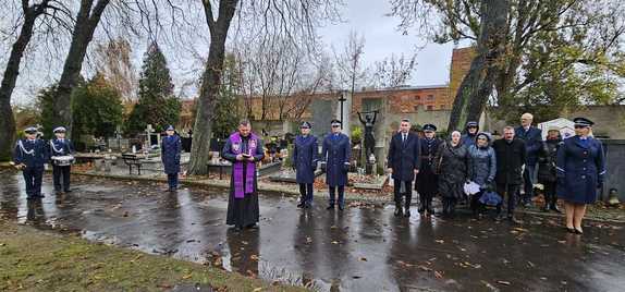Policjanci na cmentarzu oddają hołd poległym policjantom.