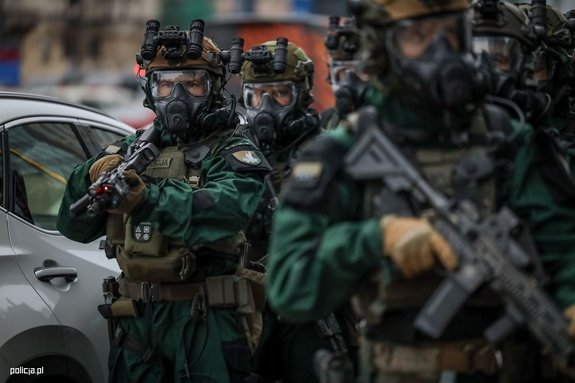 Kontrterroryści w trakcie działań.