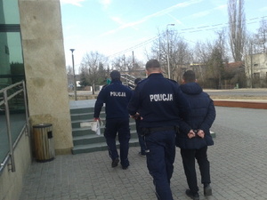 policjanci z zatrzymanymi
