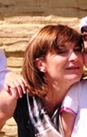 wizerunek zaginionej kobiety w granatowej bluzce, włosy do ramion