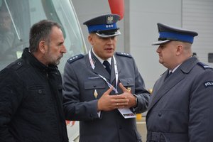 Attaché ds. bezpieczeństwa wewnętrznego wraz z Komendantem Wojewódzkim Policji w Łodzi podczas ćwiczeń służb bezpieczeństwa na lotnisku