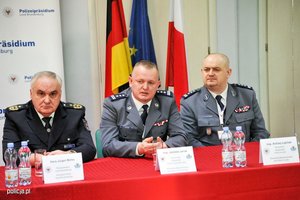 Prezydent Policji kraju związkowego Brandenburgia, Komendant Wojewódzki Policji w Gorzowie Wlkp. oraz w Łodzi podczas konferencji prasowej