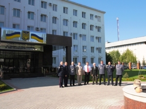 Zdjęcie przedstawicieli polskich i ukraińskich przed budynkiem MSW Ukrainy