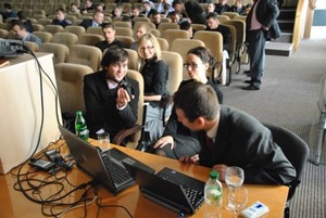 Zdjęcie cześci słuchaczy na sali - konsultacje w grupie trzyosobowej
