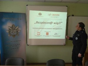 Policjanci z KMP w Łodzi uczą bezpieczeństwa w sieci.