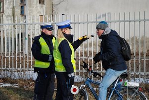 Policjanci prowadzą akcje inaugurującą sezon rowerowy w Łodzi