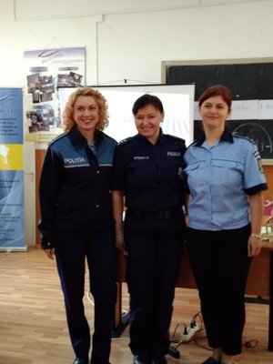 Kom. Iwona Firaza wraz policjantką z Rumunii i Litwy