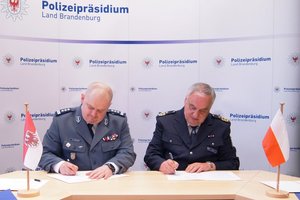 Podpisanie dokumentu przez Komendanta Wojewódzkiego Policji w Łodzi i Prezydenta Policji kraju związkowego Brandenburgia
