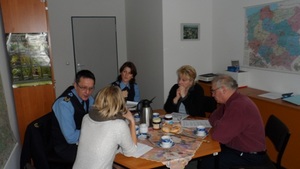 Zdjęcie uczestników w małej grupie w trakcie rozmów przy stole