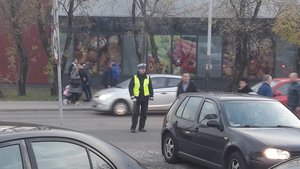 Policjant patroluje ulice.