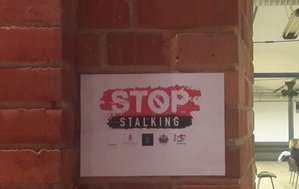 Napis Stop stalking.