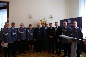 zdjęcie grupowe przedstawicieli polskiej i niemieckiej Policji, Ambasady RP oraz Ministerstwa Spraw Wewnętrznych i Komunalnych w Brandenburgii