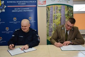 Komendant Wojewódzki Policji w Łodzi i dyrektor Regionalnej Dyrekcji Lasów Państwowych w Łodzi podpisują porozumienie.
