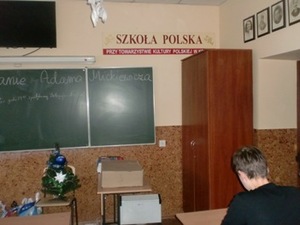 Zdjęcie wnętrza sali lekcyjnej w Szkole Polskiej