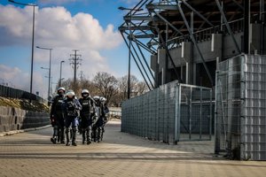 Policjanci przed stadionem.