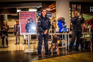 Policjantki podczas Dnia Kobiet w centrum handlowym Sukcesja