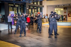 Policjantki podczas Dnia Kobiet w centrum handlowym Sukcesja