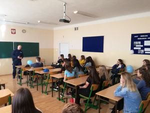 Policjanci  z Łowicza na spotkaniu w szkołach.
