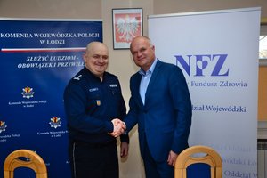 KWP oraz szef NFZ na pamiątkowym zdjęciu po podpisaniu porozumienia.