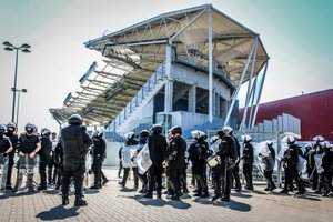 Policjanci Oddziału Prewencji Policji podczas zabezpieczenia terenu stadionu przy Alei Unii Lubelskiej w Łodzi