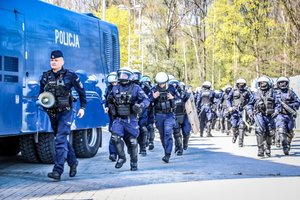 Policjanci Oddziału Prewencji Policji podczas zabezpieczenia terenu stadionu przy Alei Unii Lubelskiej w Łodzi.