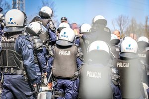 Policjanci Oddziału Prewencji Policji podczas zabezpieczenia terenu stadionu przy Alei Unii Lubelskiej w Łodzi