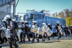 Policjanci Oddziału Prewencji Policji podczas działań z armatką wodną podczas zabezpieczenia terenu stadionu przy Alei Unii Lubelskiej w Łodzi.