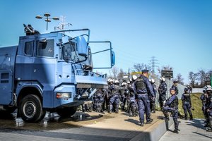 Policjanci Oddziału Prewencji Policji podczas działań z armatką wodną podczas zabezpieczenia terenu stadionu przy Alei Unii Lubelskiej w Łodzi.