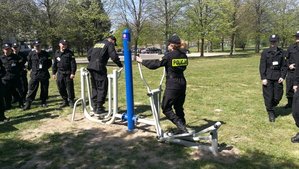 policjanci podczas kursu podstawowego ćwiczą na sprzętach siłowni plenerowej