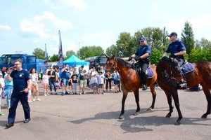 Patrol konny na placu, dwóch policjantów na koniach.