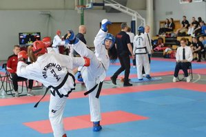 sierż sztab. Marta Mysur rywalizuje podczas Mistrzostw Polski w Taekwon- do z rożnymi zawodniczkami 
Źródło/  Polski Związek Teakwondo.