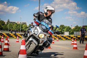 policjant pokonuje tor na motocyklu.