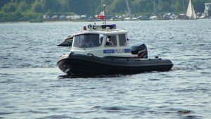 policyjna łódź motorowa na wodzie.