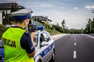 policjant prowadzi statyczną kontrolę prędkości
