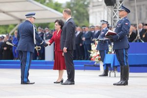 KWP w Łodzi odbiera gratulacje z rąk MSWiA obok której stoi Prezydent RP