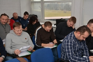 Zdjęcie części spośród uczestników szkolenia na sali wykładowej - ujęcie z przodu